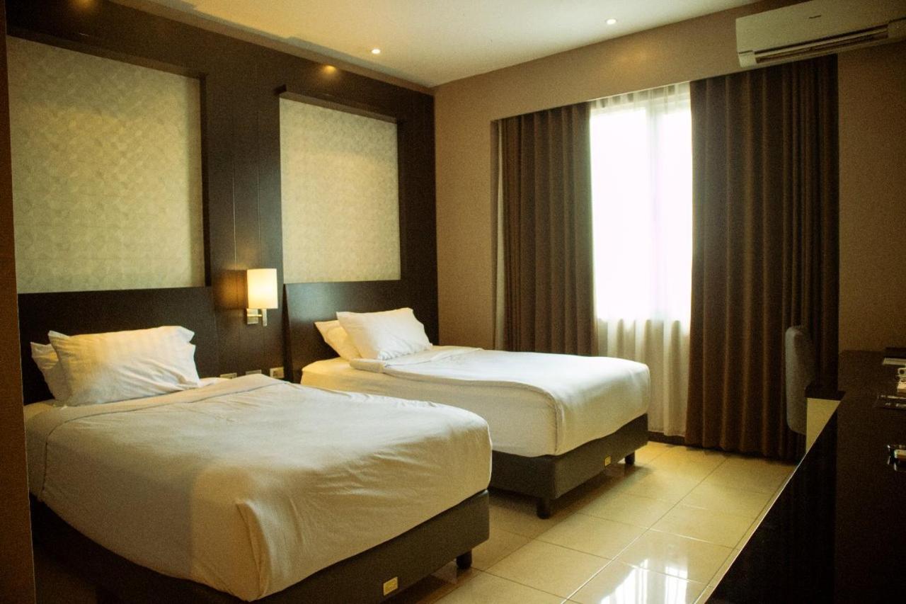 Karlita Hotel Tegal Exterior foto